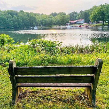 Lakeside Retreat: Pet-Friendly Cabin with Hot Tub & Outdoor Activities Mount Gretna Exterior photo