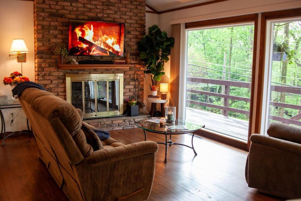 Lakeside Retreat: Pet-Friendly Cabin with Hot Tub & Outdoor Activities Mount Gretna Exterior photo