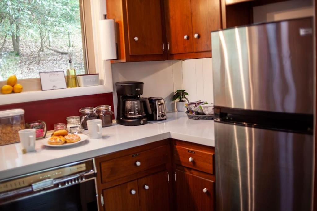 Lakeside Retreat: Pet-Friendly Cabin with Hot Tub & Outdoor Activities Mount Gretna Exterior photo
