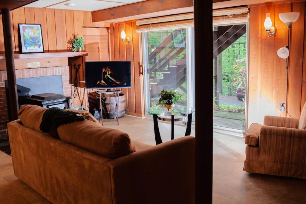 Lakeside Retreat: Pet-Friendly Cabin with Hot Tub & Outdoor Activities Mount Gretna Exterior photo