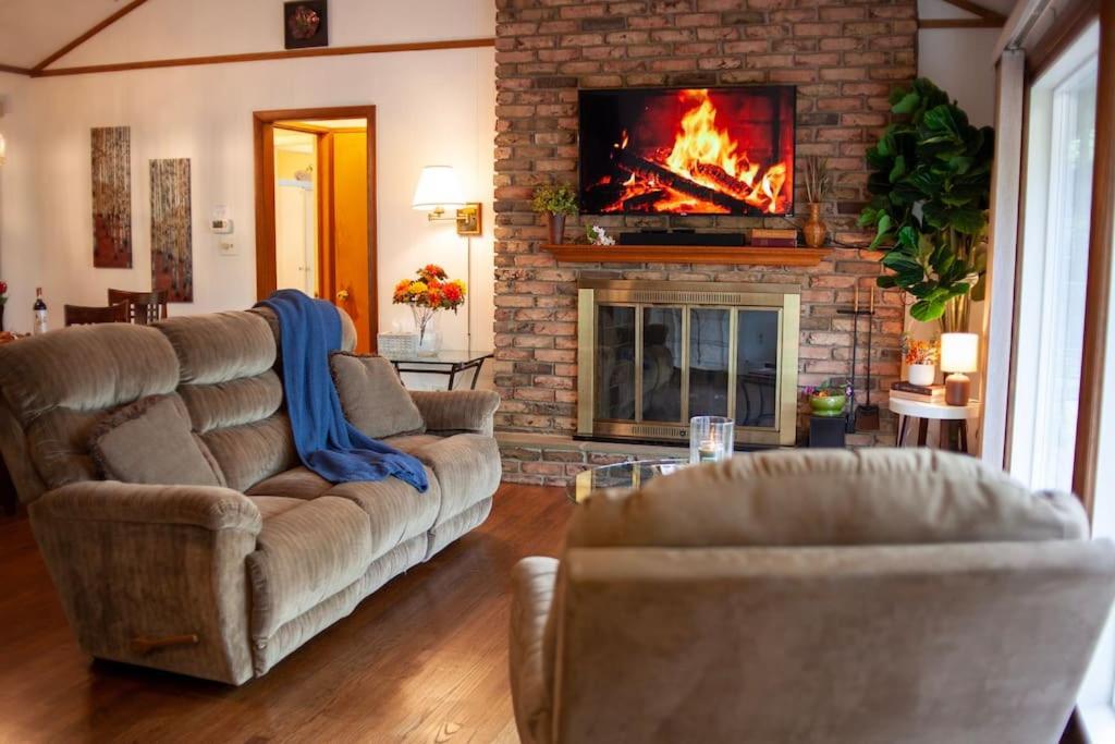 Lakeside Retreat: Pet-Friendly Cabin with Hot Tub & Outdoor Activities Mount Gretna Exterior photo