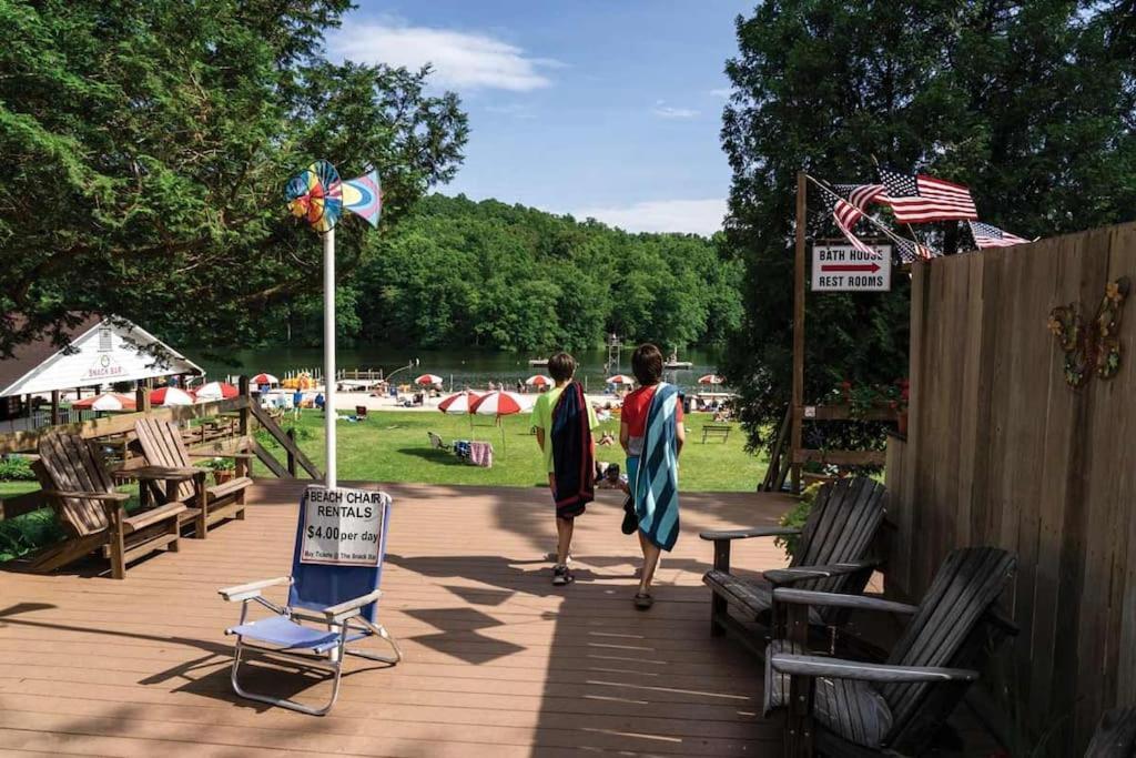 Lakeside Retreat: Pet-Friendly Cabin with Hot Tub & Outdoor Activities Mount Gretna Exterior photo